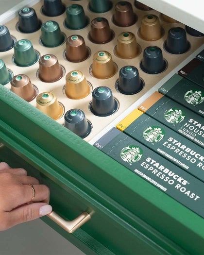 En åben skuffe med Starbucks® by Nespresso® kaffeprodukter