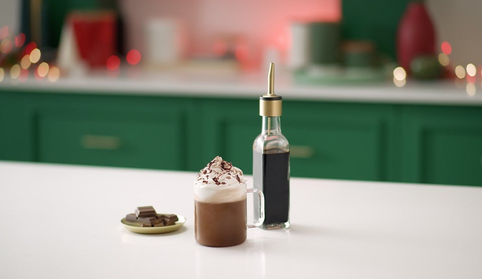 Café junto a chocolate y sirope de chocolate