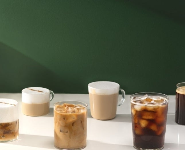 Tenemos sobre la mesa cinco cafés fríos distintos.