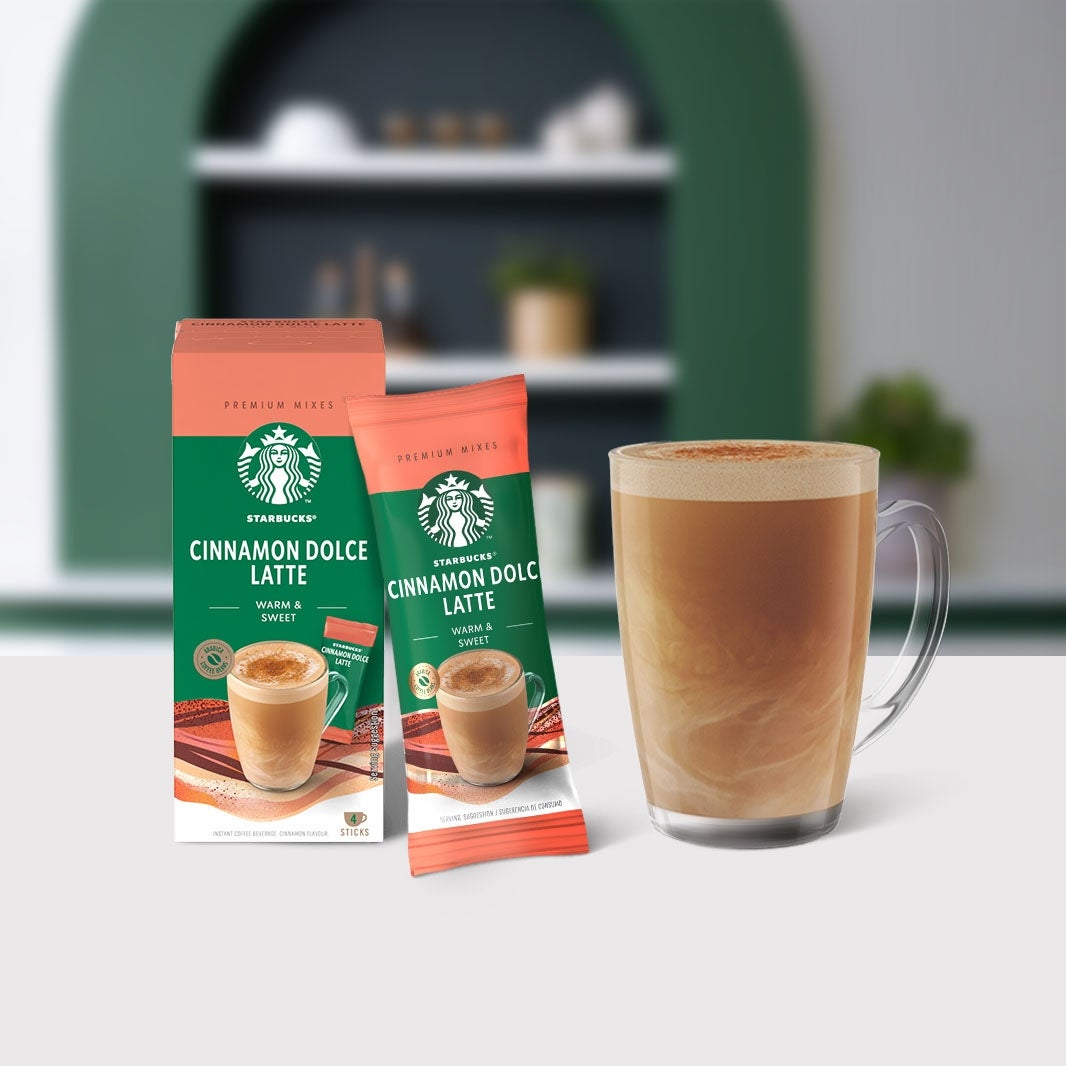 Starbucks® Cinnamon Dolce Latte Premium στιγμιαίο ρόφημα καφέ δίπλα σε ποτήρι