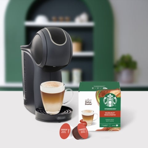 Hazelnut Macchiato σε ποτήρι δίπλα σε συεκευασία Hazelnut Macchiato