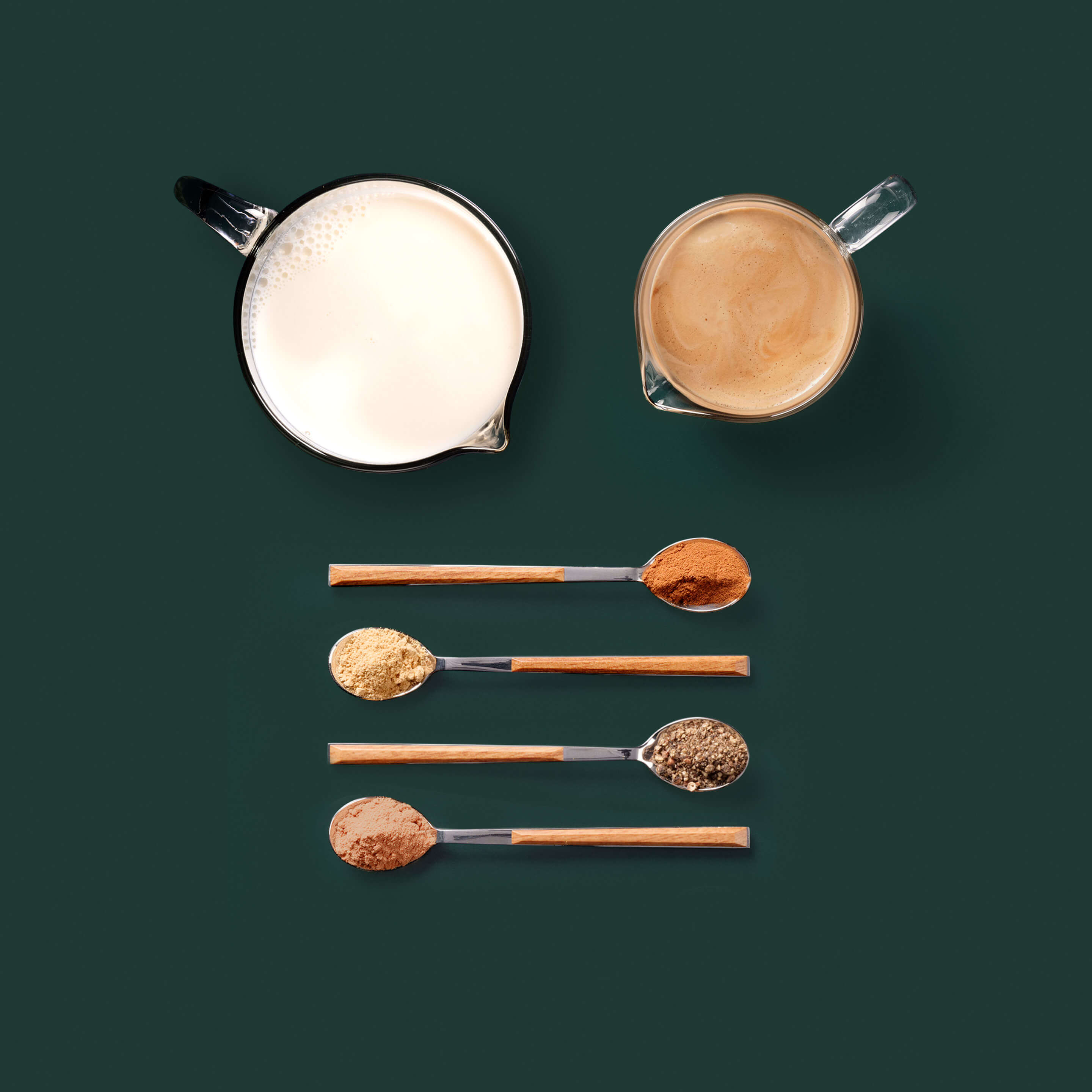 Starbucks kava recept s Dolce Gusto kapsulama Spiced Espresso Flat White Flatlay