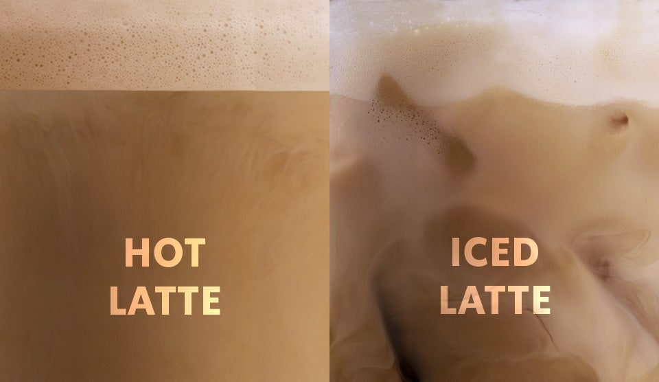 Jeges latte egy asztalon, szívószállal