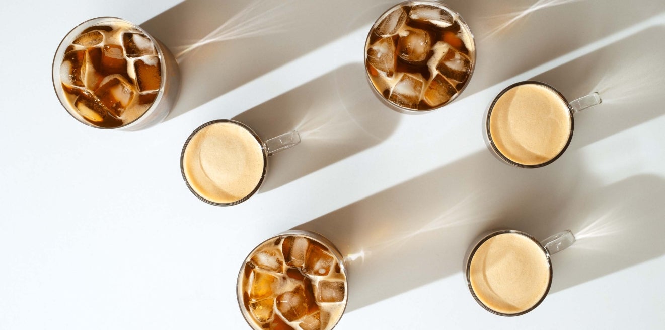 Una vista dall'alto dei caffè Starbucks® by Nespresso® con una luce brillante che proietta ombre e crea splendide rifrazioni.