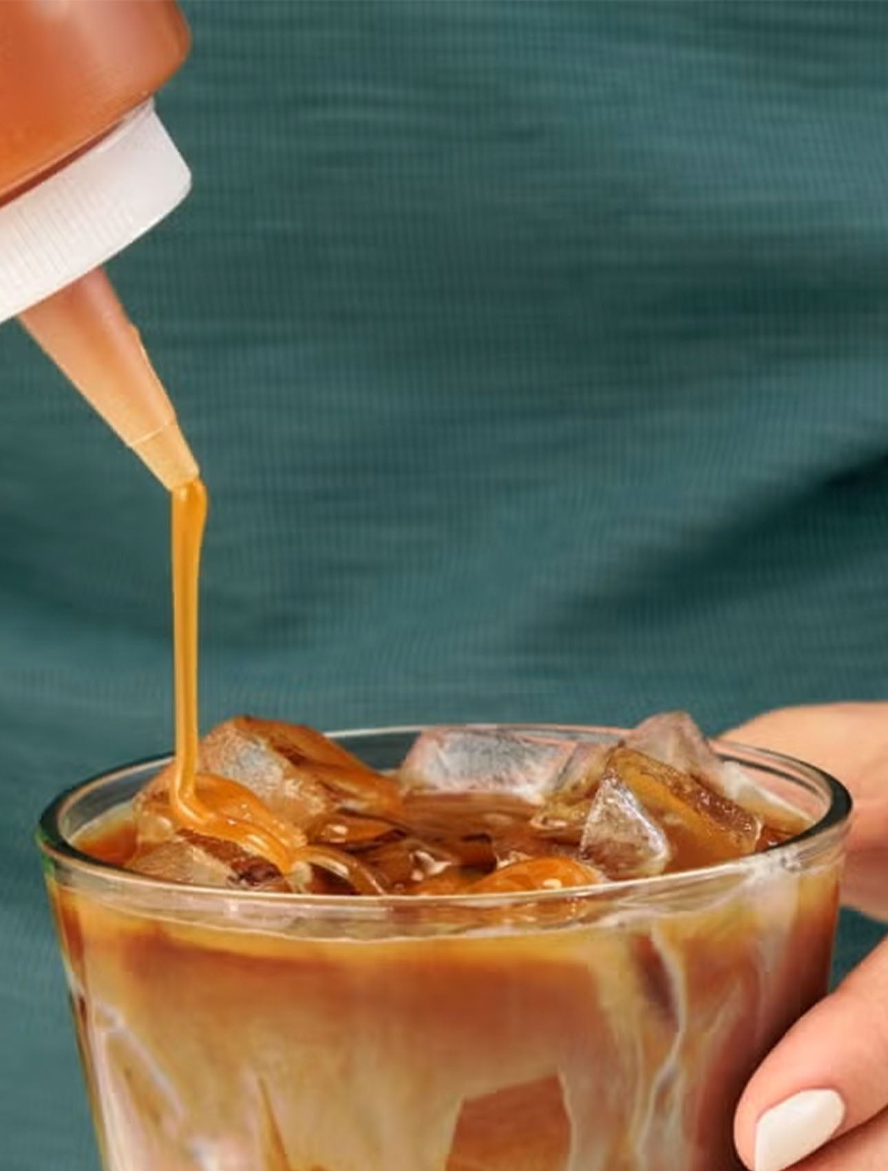 Geniet van een Iced Caramel Macchiato
