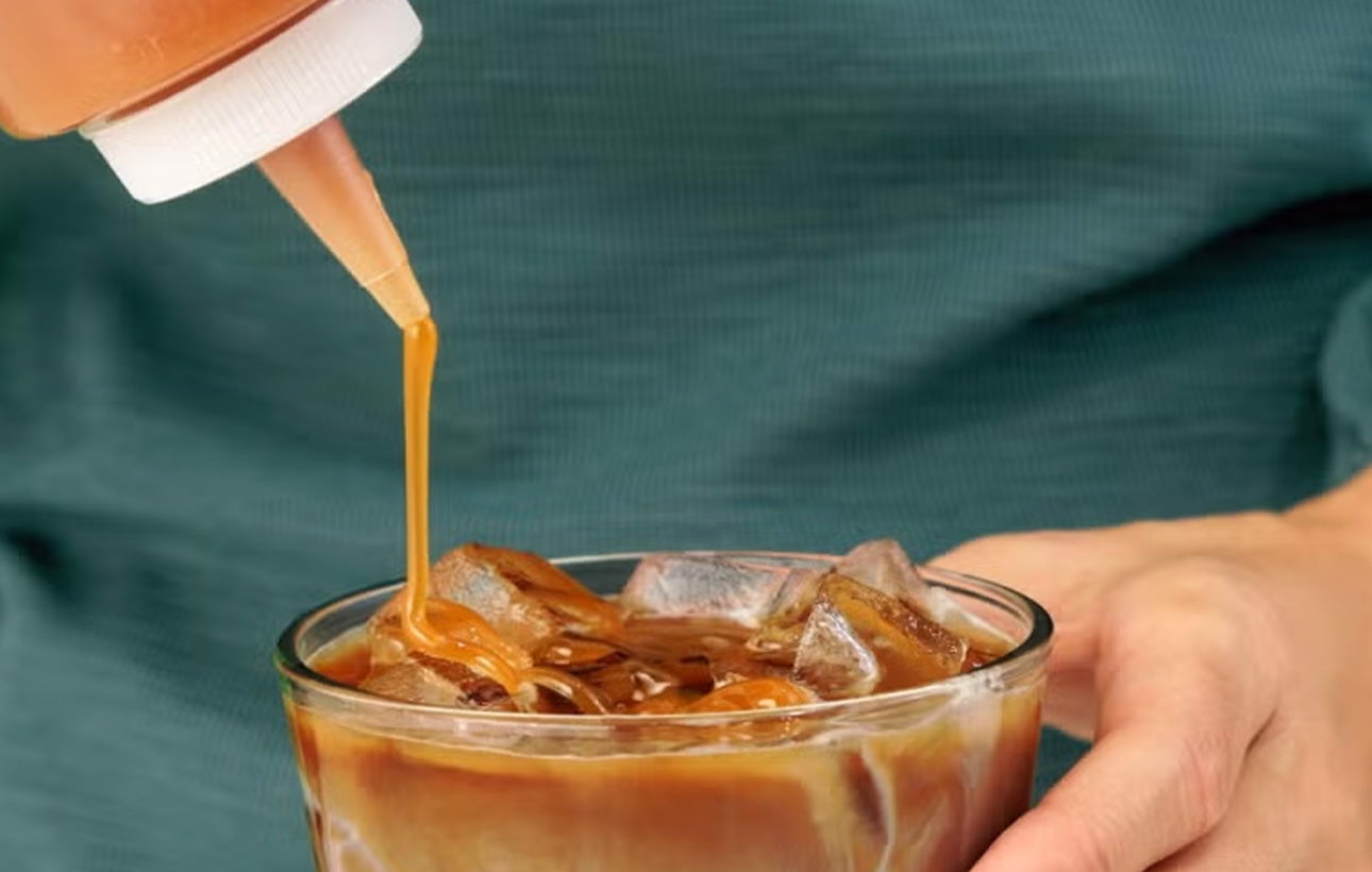 Geniet van een Iced Caramel Macchiato