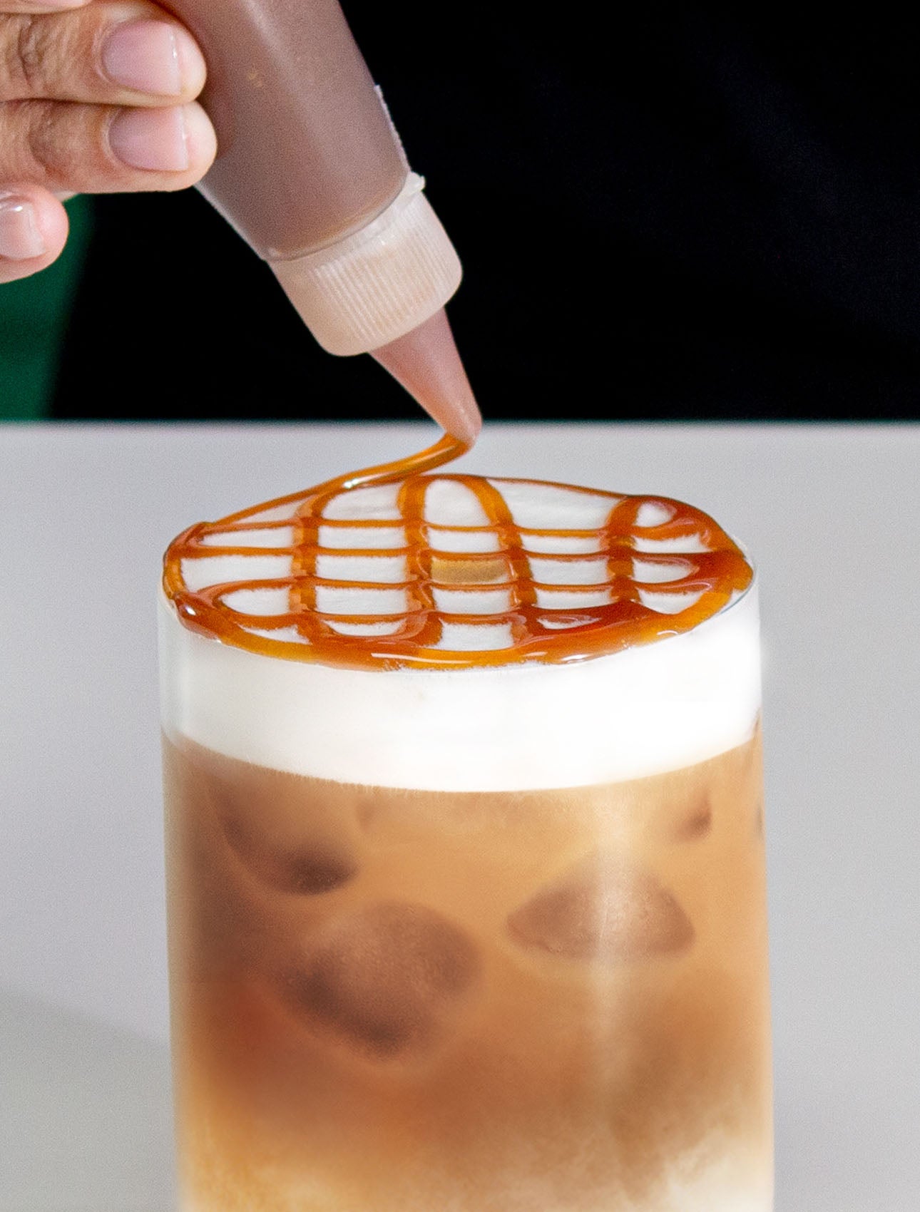 Geniet van een Iced Caramel Macchiato