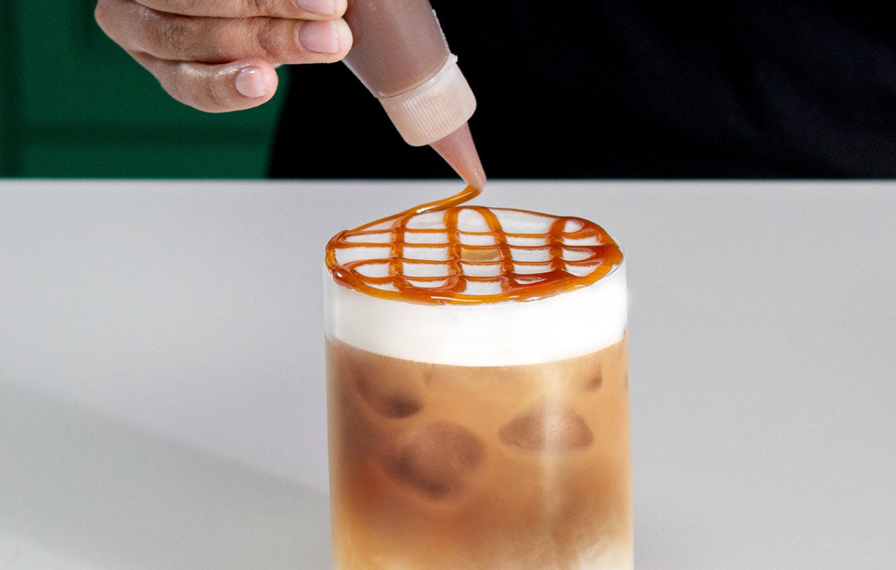Geniet van een Iced Caramel Macchiato