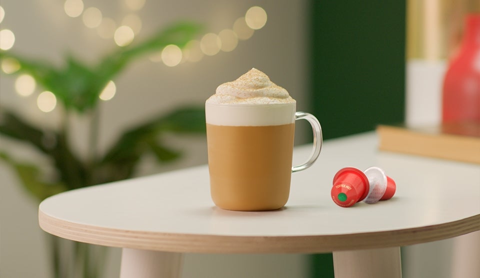 Kaffe i en kopp som står på ett bord