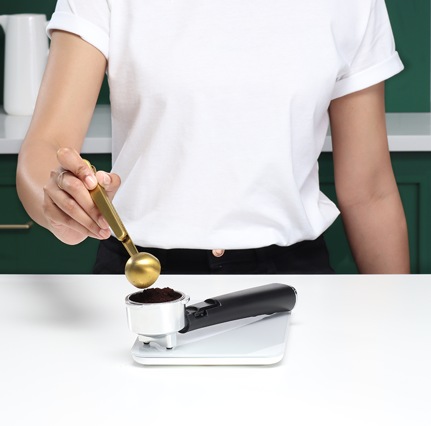 Measure your favourite Starbucks® Espresso Roast coffee into the portafilter.