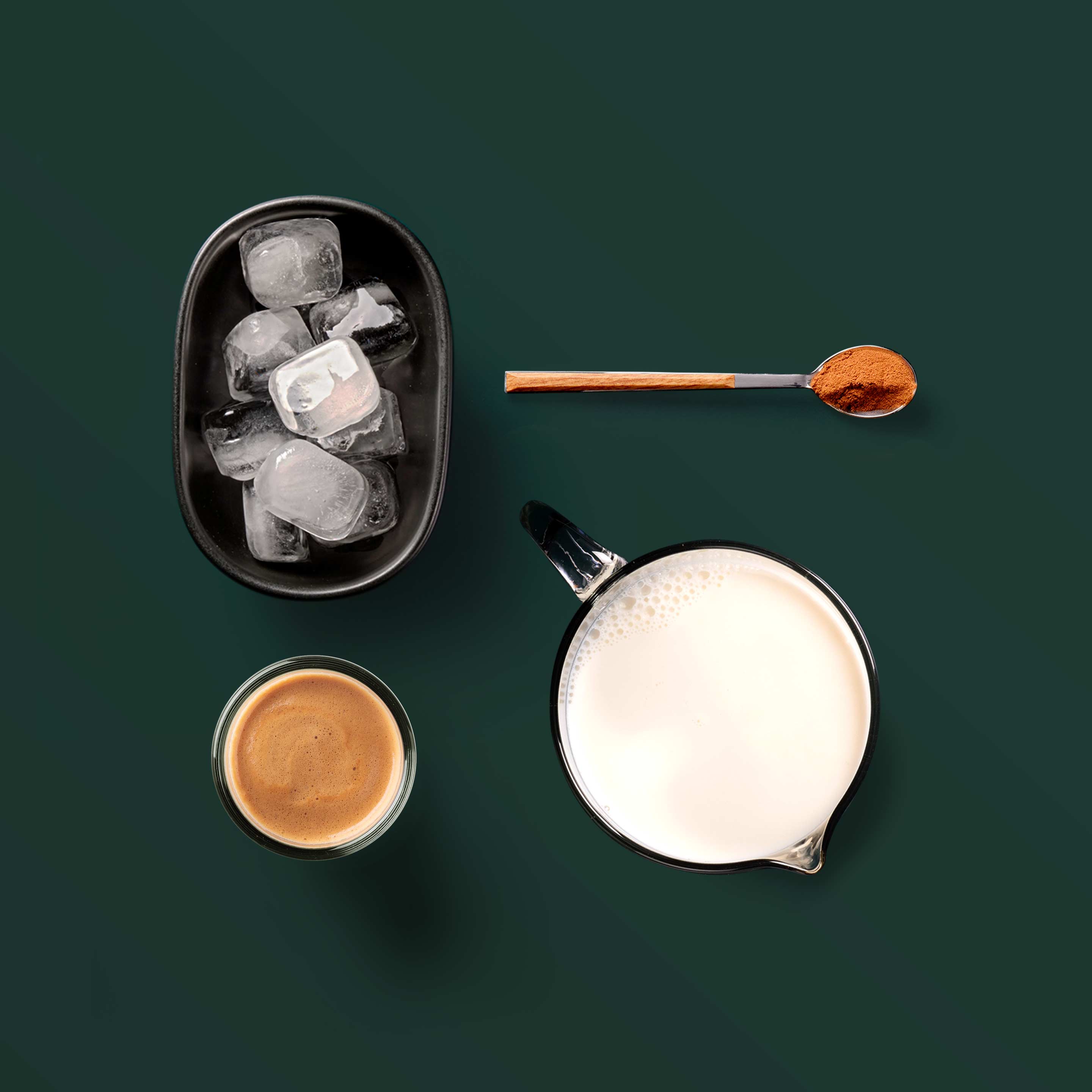 Ingrediencie na ľadové cappuccino: Espresso, škorica, mlieko, kocky ľadu