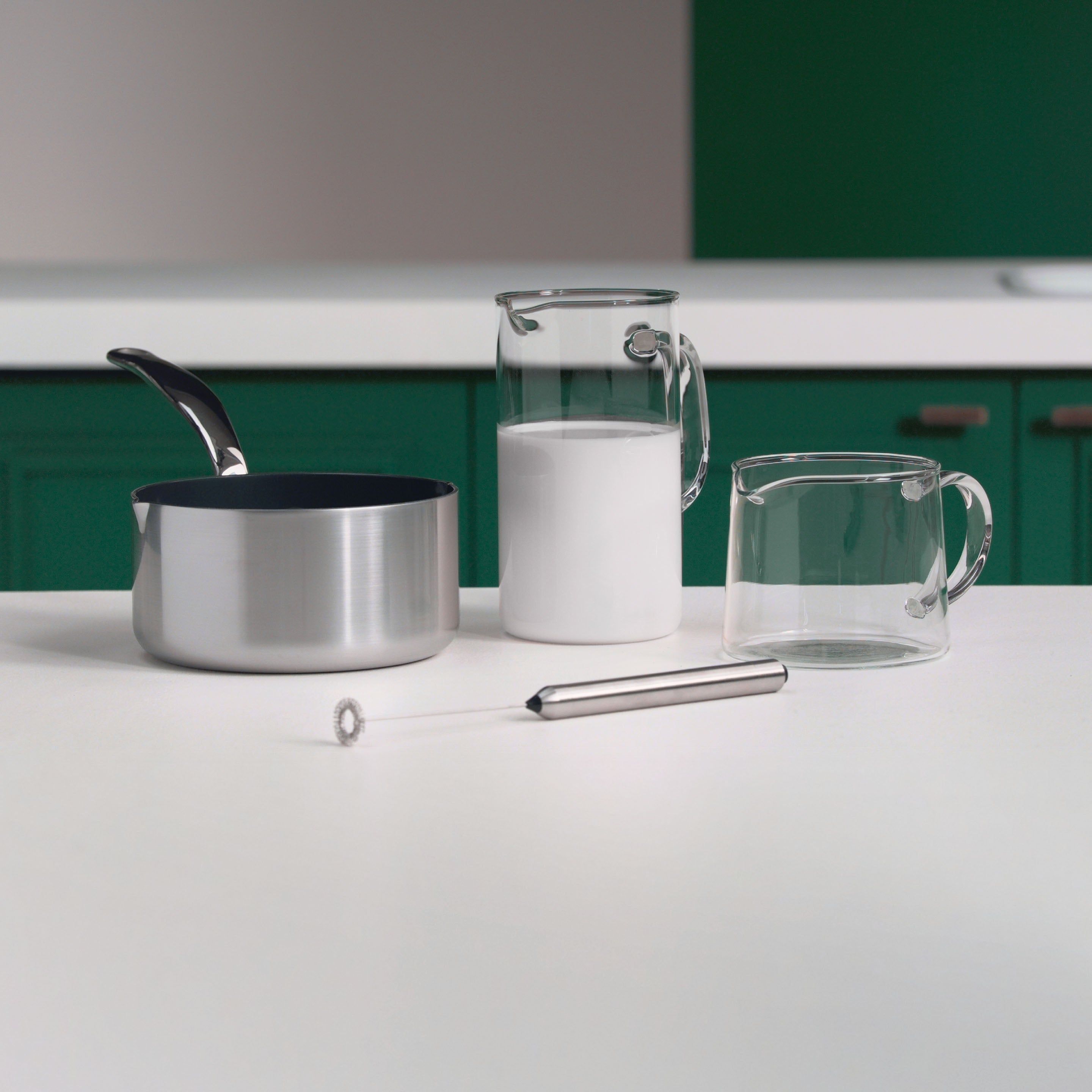 Ako našľahať mlieko pomocou peniča