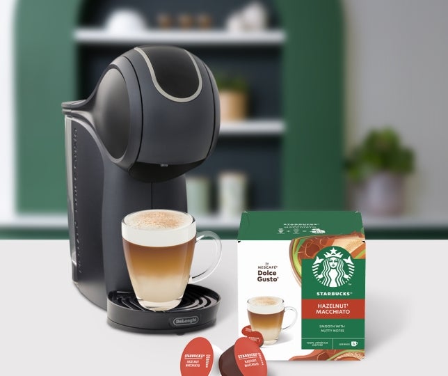 Hazelnut Macchiato v pohári, stojace bedle balenia Hazelnut Macchiato