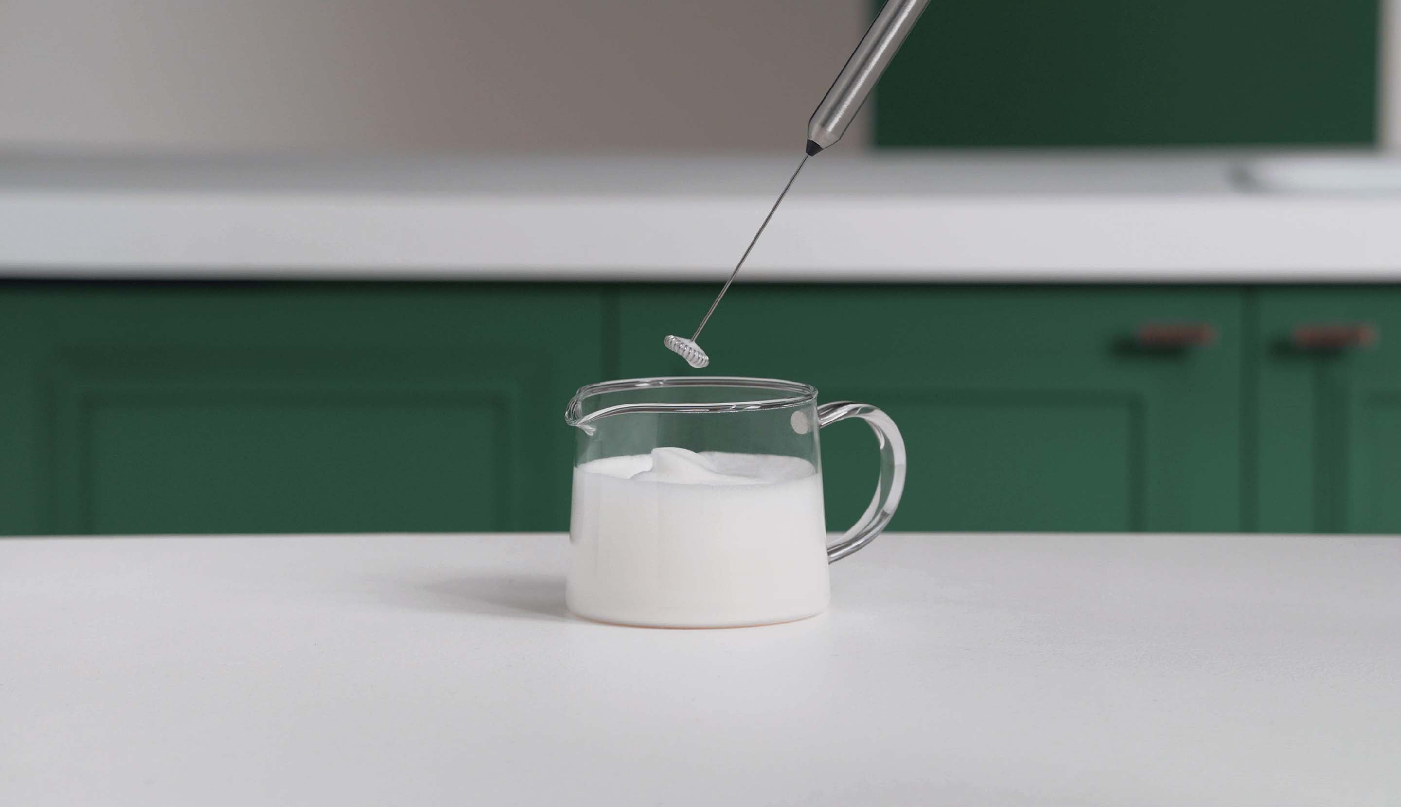 Aprendé a espumar la leche con un batidor | Starbucks® at Home