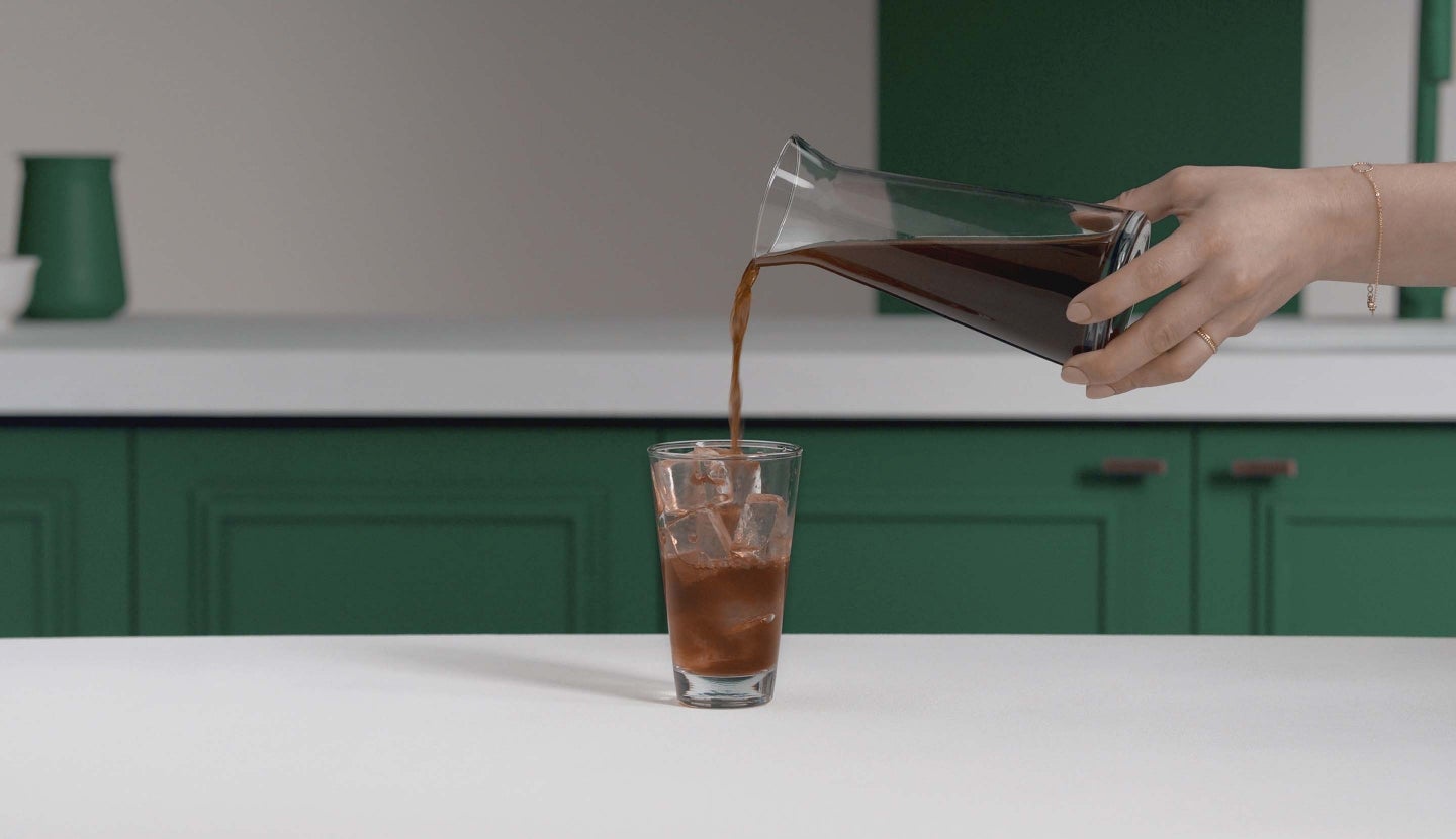 Cómo hacer café en una prensa francesa | Starbucks® at Home