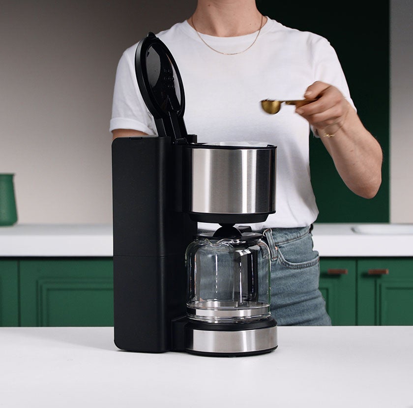 https://www.starbucksathome.com/za/sites/default/files/2021-12/CoffeeMachine_Step3_AddGround.jpg